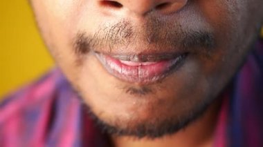 İnce yüz kıllarını ve renklerini gösteren dudaklara odaklan..