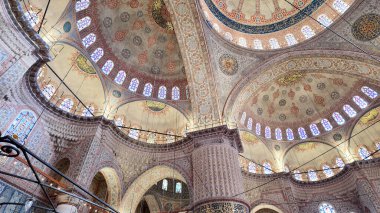 Kubbe ve tavan zengin mimarlık sanatını gözler önüne seriyor.