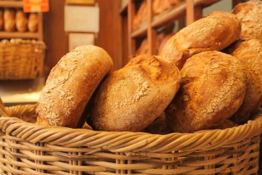 Bir sepet dolusu ekmek sıcak bir fırında oturup müşterileri davet ediyor..