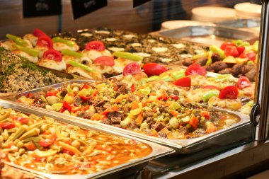 Etli ve sebzeli canlı yemekler sergileniyor..