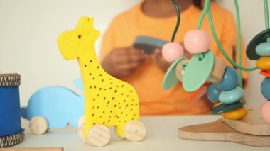 Çocuklar neşeli, neşeli ahşap oyuncaklarla meşgul olurlar..