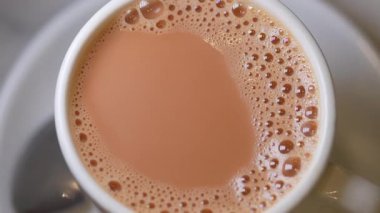 Sıcak bir fincan çayla rahatlatıcı bir an, serin günler için mükemmel..