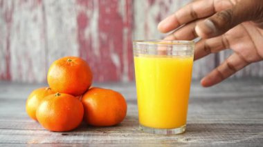 Taze sıkılmış portakal suyu yanında olgun portakallarla iyi gider..