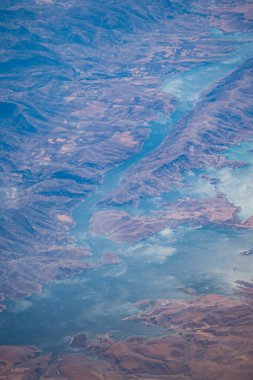 Gün ışığında hava manzaralı dağlar, nehir ve arazi bölgeleri.