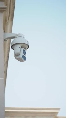 Bir binaya yerleştirilen izleme ekipmanları çevreyi gözlemler.