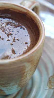 Sıcak kafe ortamında Türk kahvesine yakın çekim.