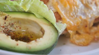 Lezzetli bir yemek için taze avokado ve erimiş peynir..