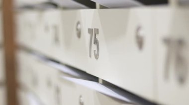 Çeşitli posta yuvaları numaralandırılmış. Harfleri açık bir şekilde koleksiyon için bekletin..