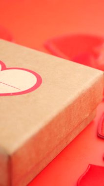 Kırmızılı kahverengi hediye kutusu.