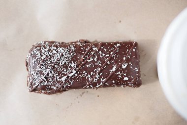 Parşömen kağıdına hindistan cevizi dökülmüş zengin bir çikolata..