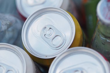 Çeşitli meşrubat kutuları üst üste dizilmişler..