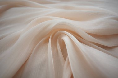 Yumuşak, akışkan kumaş yumuşak dokusunu sergiliyor..