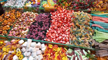 Yerel bir markette düzenli bir şekilde satılığa çıkarılmış çeşitli şekerler..