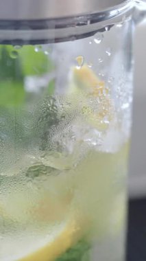 Limon ve nane, canlandırıcı bir içecek deneyimi için buzla karıştırılır..