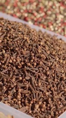 Canlı renklerini ve dokularını gösteren bir dizi baharat keşfedin..