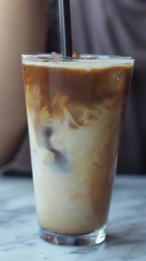 Rahatlamış bir atmosferde kremalı serinletici bir buzlu kahvenin tadını çıkar..