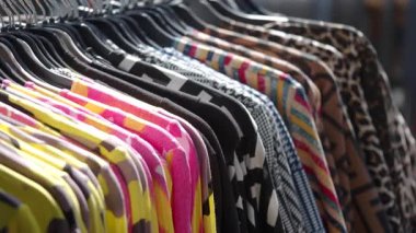 Hareketli bir dizi gömlek, hareketli bir pazar ortamında sergileniyor..