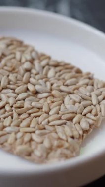 Bir tabakta ay çekirdeği kurabiyeleri .