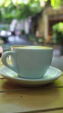 Güneşli bir alanda dinlenirken lezzetli bir kahve yudumlayın..