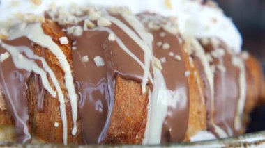 Yozlaşmış bir tatlı kruvasanı, zengin çikolatalarla bezenmiş..