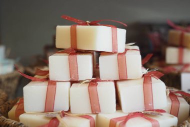 Güzelce hazırlanmış sabunluklar, mağazadaki kurdelelerle düzenlenmiş..