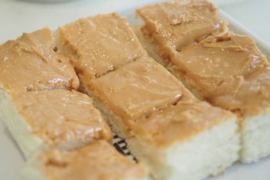 Taze ekmek, bol fıstık ezmesi ile cömertçe yayılmış. 