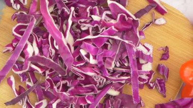 Besleyici ve renkli bir yemek için canlı kırmızı lahana hazırlıyorum..