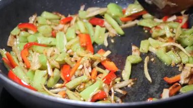 Taze sebzeler tavada ahşap bir spatulayla kızartılır..