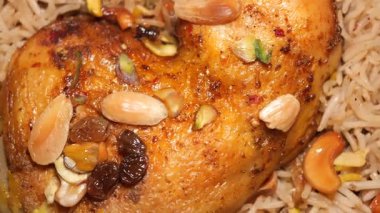 Fındıklı ve pirinçli lezzetli tavuk yemeği. .