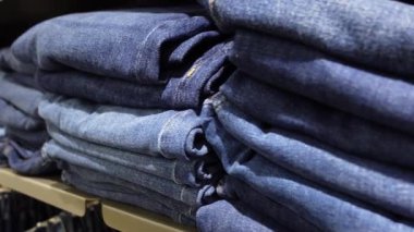 Bir perakende satışta raflarda düzenli bir kot pantolon çeşitliliği.