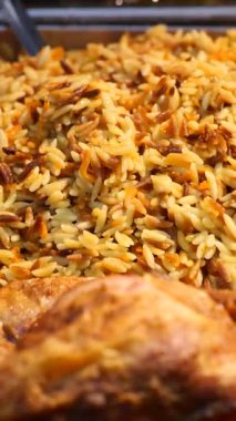 Lezzetli tavuğun yanında baharatlı pirincin tadını çıkar..