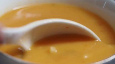 Kremalı ve aromalı portakal çorbası yapma sürecini izleyin..