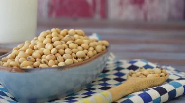 Renkli kumaş yüzeyinde bir kasede taze soya fasulyesi..