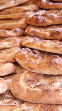 Türkiye 'deki bir fırında leziz yuvarlak ekmekler sergilenerek müşterileri cezbediyor.