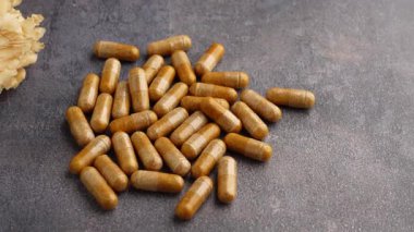 Masada mantar takviyeleri ve kapsülleri .