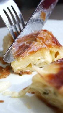 Tabakta peynirle dolu lezzetli Türk Borek 'i.