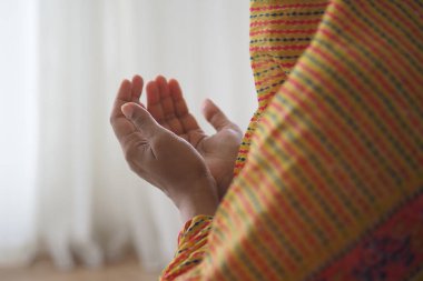 Dua ederken eller kalkar, huzur ve farkındalığı somutlaştırır..