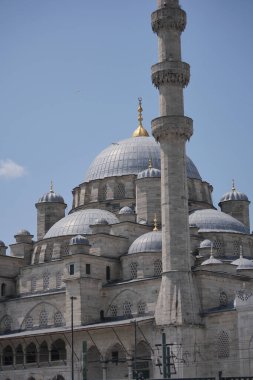 Güzel cami açık mavi gökyüzü altında karmaşık mimari sergileniyor..