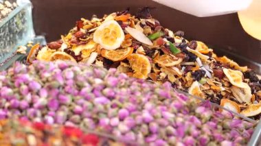 Markette sunulan canlı kurumuş meyveler ve mis kokulu bitkiler keşfedin..