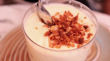 Kremalı ve gevrek soslu zengin bir tatlıyı afiyetle yiyin..