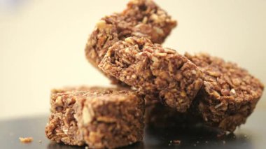 Besleyici bir ikram için fındıklı lezzetli yulaf barlarının tadını çıkarın..