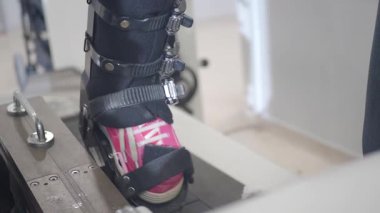 Bir hasta fizik tedavi için robotik kullanarak yürüme pratiği yapar..