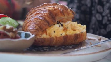 Yumurta ve sebzeli kruvasan..