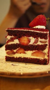 Bol çilekli, kremalı, çikolatalı bir tatlıya ne dersin?.