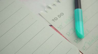 Not almak ve daha iyi bir organizasyon ve odaklanma için bir yapılacaklar listesi oluşturmak.