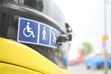 Taşımacıdaki tüm kullanıcılar için erişilebilirlik seçeneklerini gösteren imza