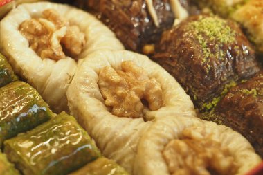 Canlı bir pazar ortamında sergilenen çeşitli geleneksel tatlı türleri.