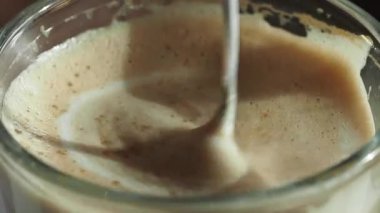 Kahve içecekleri için köpüklü krema oluşumunu izleyin..