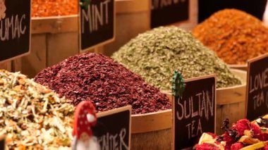 Canlı bir pazarda renkli baharatlar ve bitkiler keşfedin..