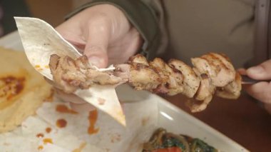 Yumuşak ızgara tavuk taze tortilla ile servis edilir..